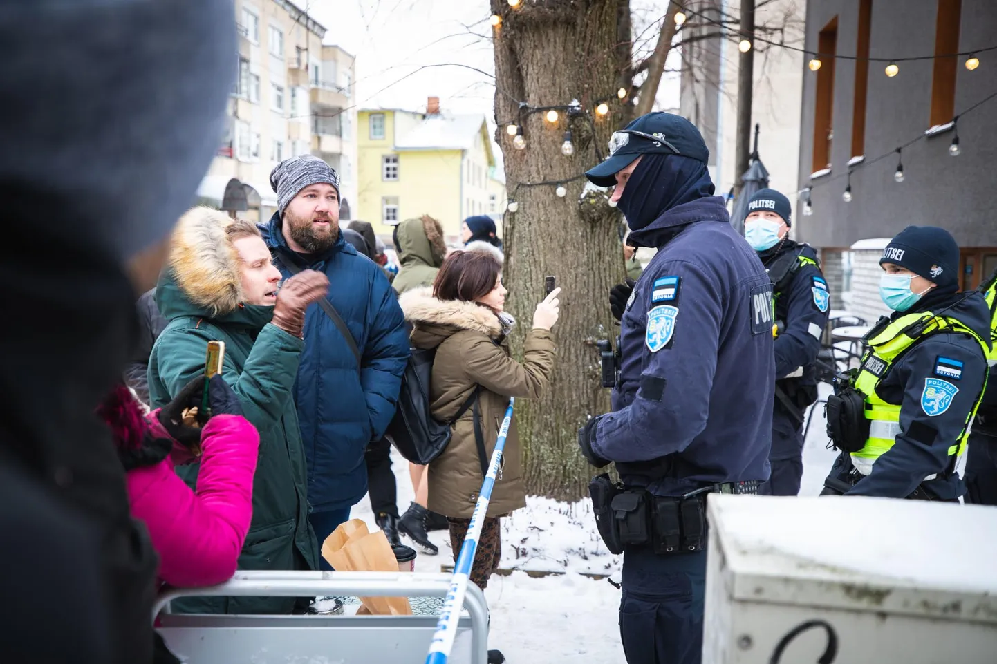 Politseil tuli taluda nii meeleavaldajate sõimu kui ka meelitavaid kutseid rahva poole üle tulla.