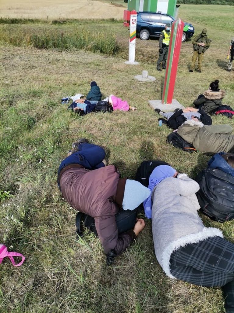 Запертые на приграничной полосе мигранты вынуждены ночевать под открытым небом