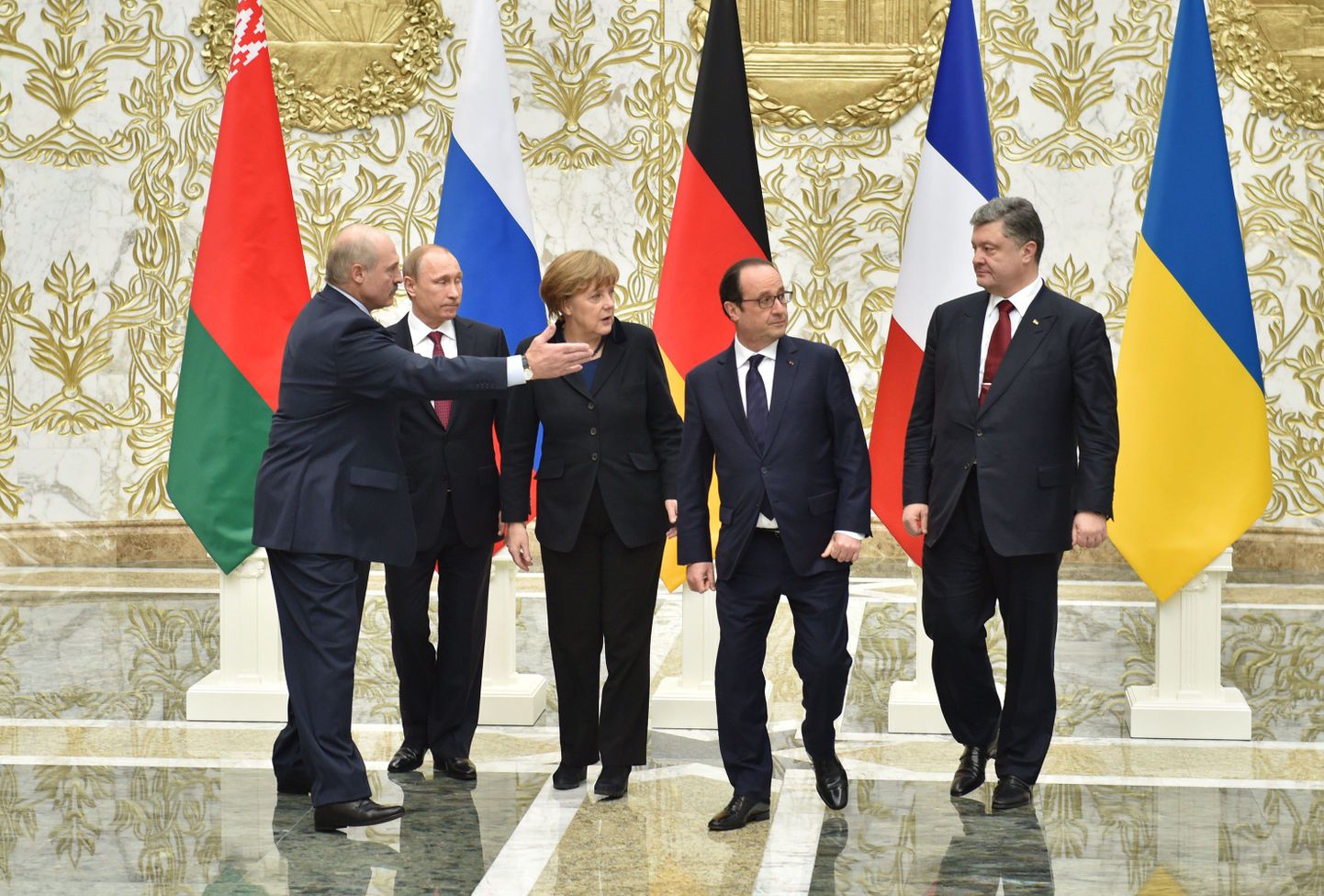 Riigipead otsisid Ukraina konfliktile lahendust ka 11. veebruaril. Kohtumise Minsk-2 n-ö peremees ehk Valgevene liider Aleksandr Lukašenka (vasakul) koos Vene presidendi Vladimir Putini, Saksa liidukantsleri Angela Merkeli, Prantsusmaa presidendi François Hollande'i ja Ukraina riigipea Petro Porošenkoga.