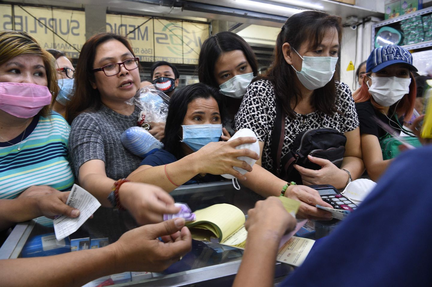 Filipiinide pealinna Manila elanikud ostmas 30. jaanuaril ravimitarvete poes näomaske.