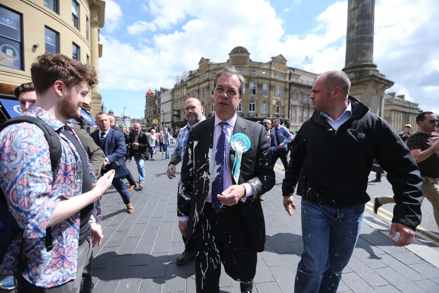 Piimakokteiliga pihta saanud Nigel Farage valimisürituselt lahkumas.