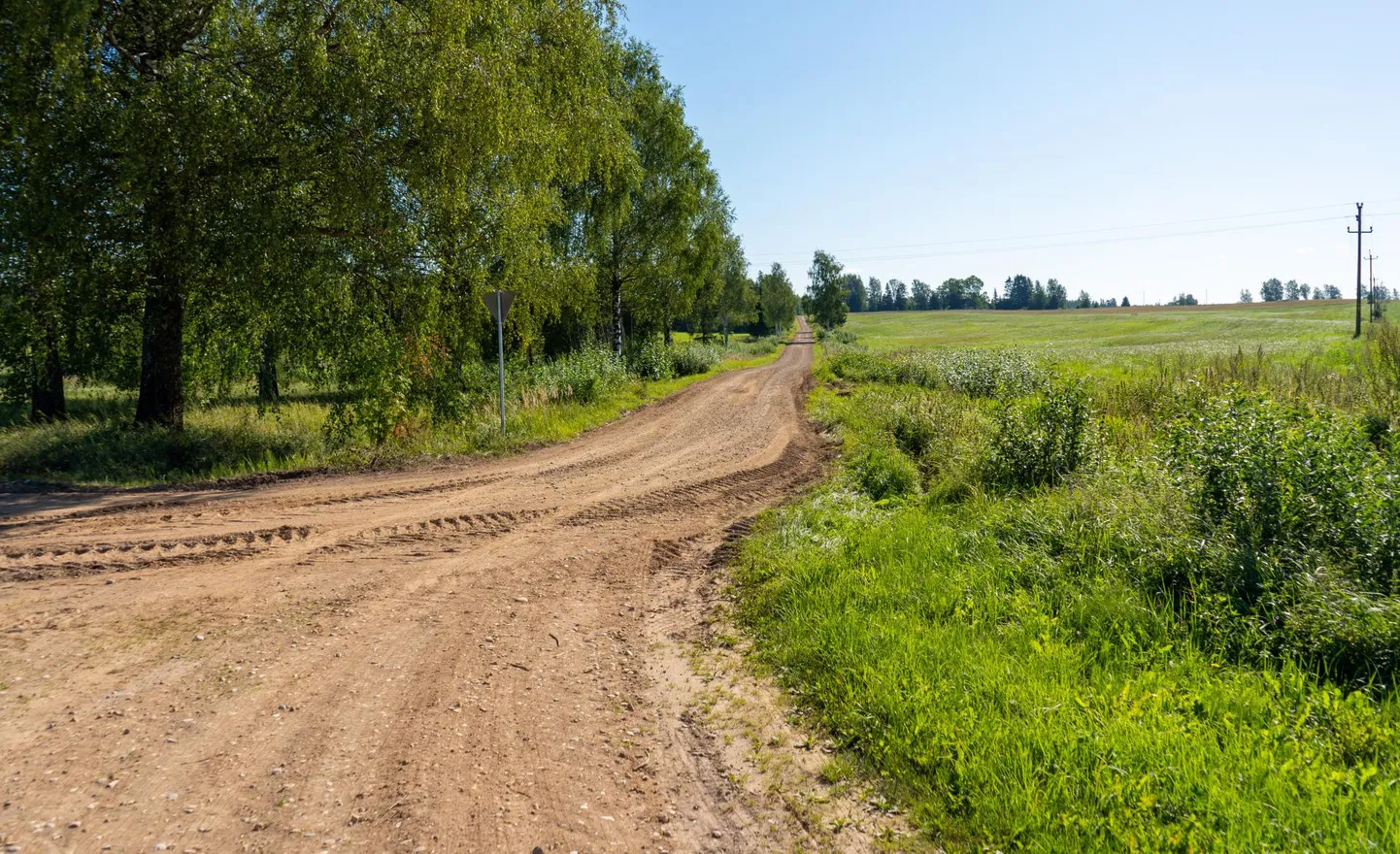 Univere külas valminud uus avalikus kasutuses tee viib nii tülitee taha jäänud taludeni kui sillutab juurdepääsu Urissaare kantrifestivali külalistele.