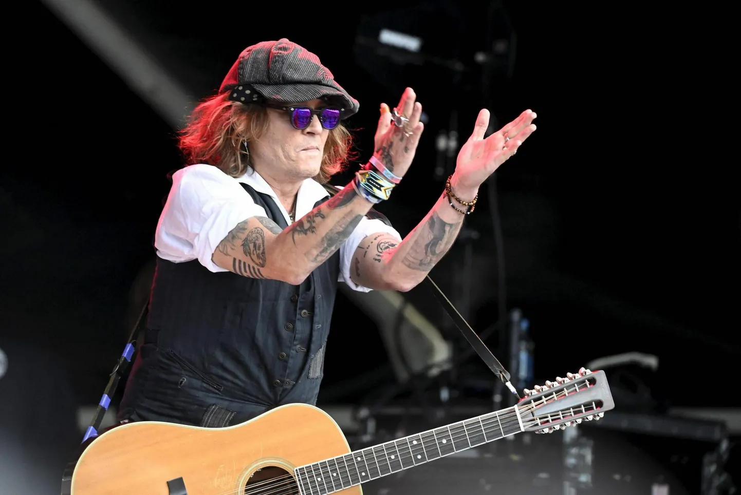 Johnny Depp Helsinki Blues Festivalil. Tema laulmine tundus natuke näitlejalik.