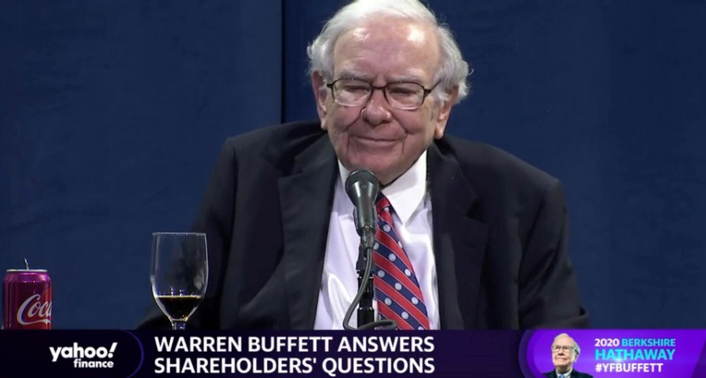 Ekraanipilt Warren Buffett'st Omahas Nebraskas 2. mail toimunud Berkshire Hathaways 2020 aastakonverentsil kõnet pidamas. Esmakordselt ajaloos peeti konverents virtuaalse sündmusena ilma publikuta.