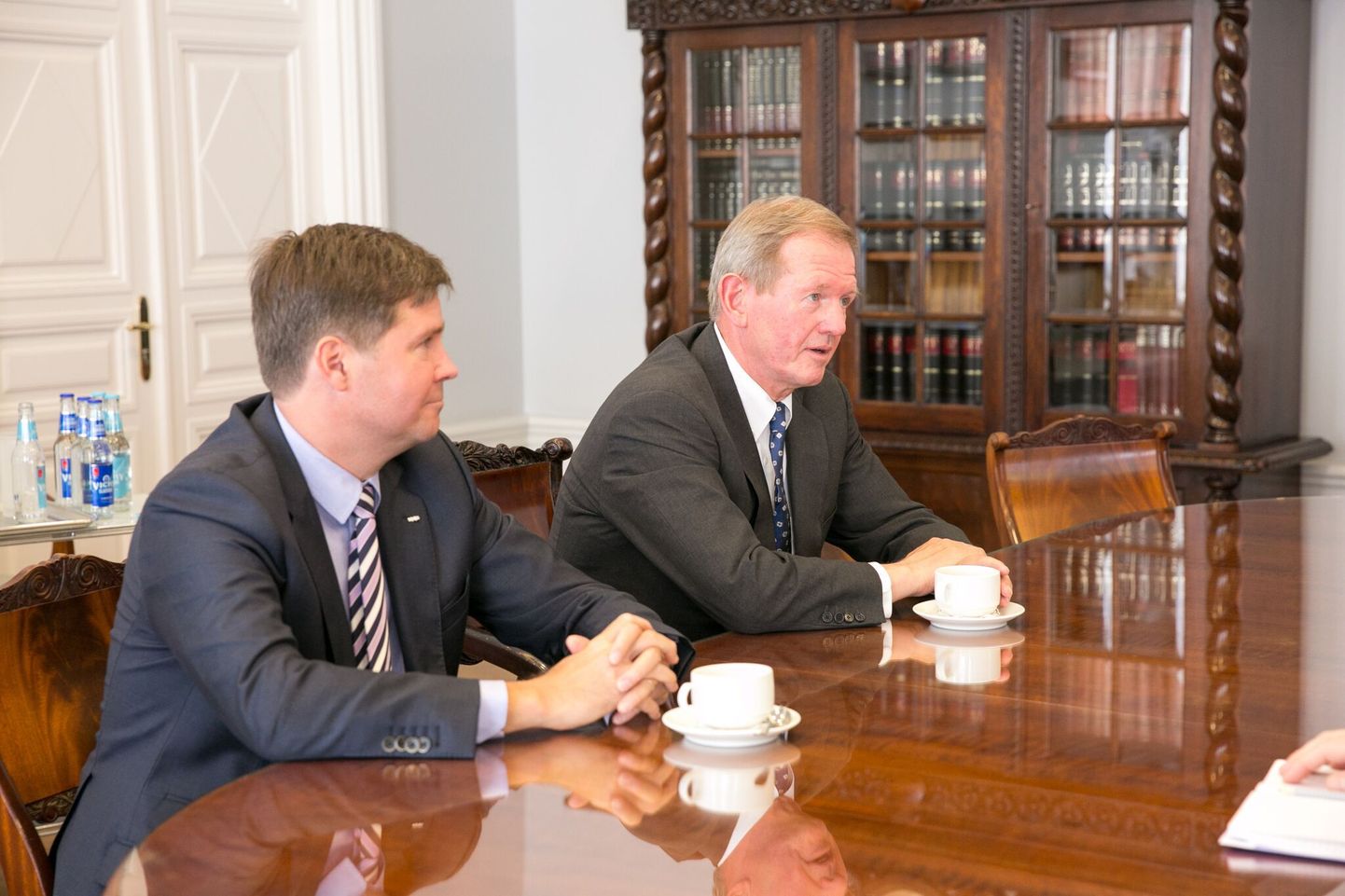 SEB Eesti üksuse juht Allan Parik (vasakul) ja SEB panga juhatuse esimees Marcus Wallenberg (paremal) kohtumisel peaminister Jüri Ratasega.