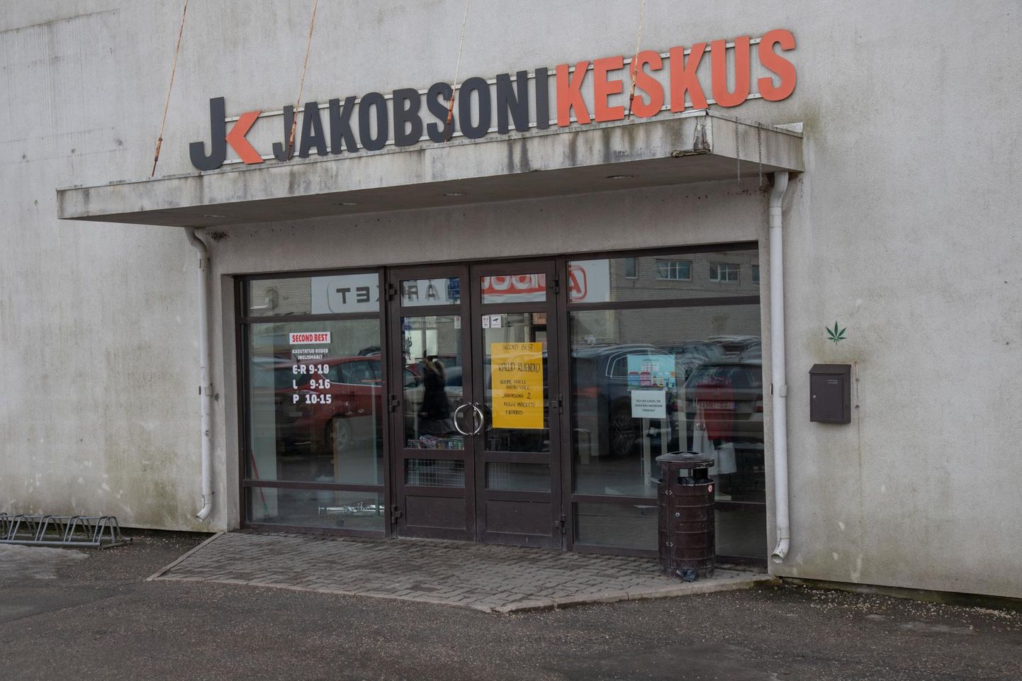 Pärast taaskasutuspoe Second Best väljakolimist Jakobsoni keskusest on ärimaja esimene korrus uue üürniku ootel.