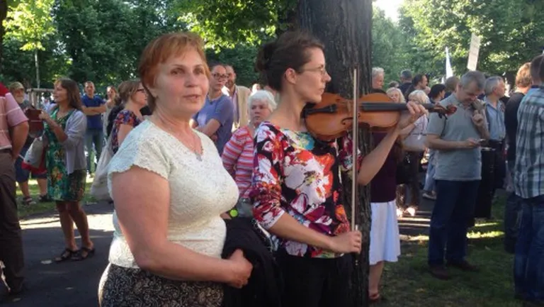 Pie Ministru kabineta ēkas piketē pret bēgļu uzņemšanu Latvijā