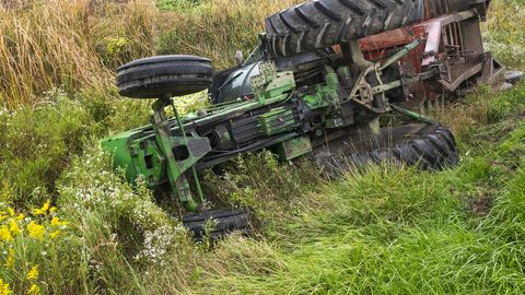 Ērgļos apgāžas traktors. Vadītājs gājis bojā
