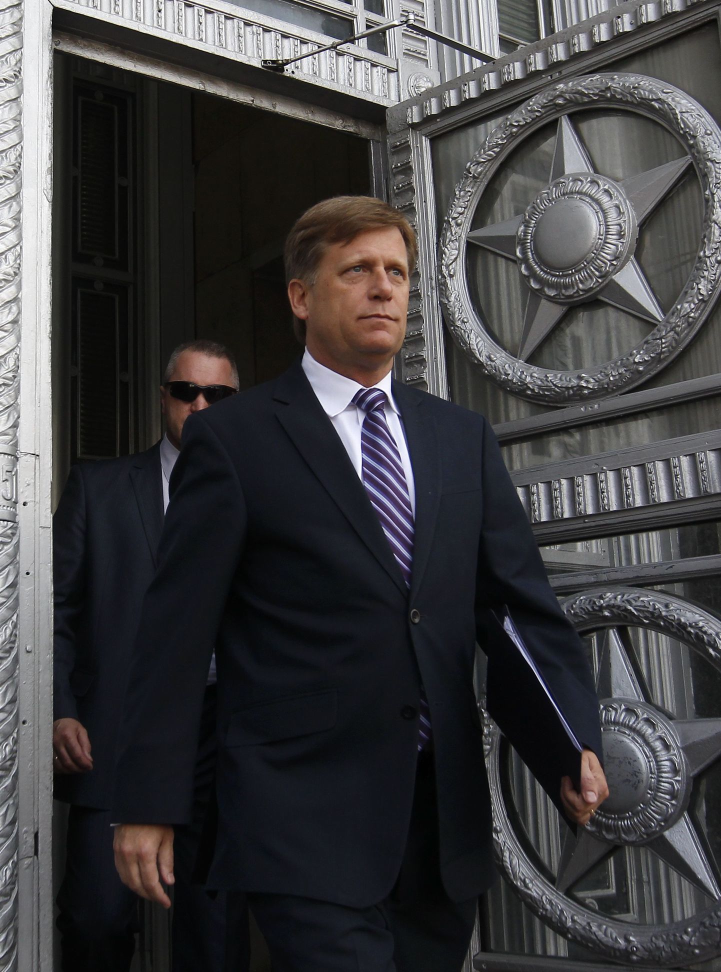 USA suursaadik Venemaal Michael McFaul lahkub välisministeeriumi hoonest Moskvas.