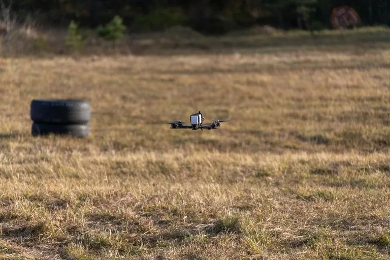 Kokku soetatakse Reservväelaste Fondi seni laekunud annetustest Kaitseliidule 4 termokaameraga luuredrooni DJI Mavic3 ja 20 ründedrooni Quadix Stellar.