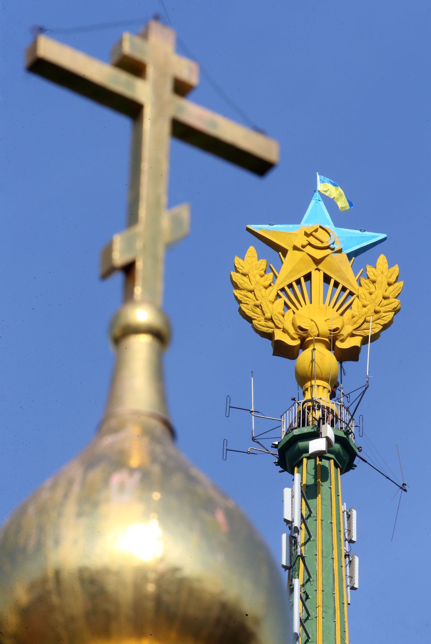 В Москве на сталинской высотке появился флаг Украины.
