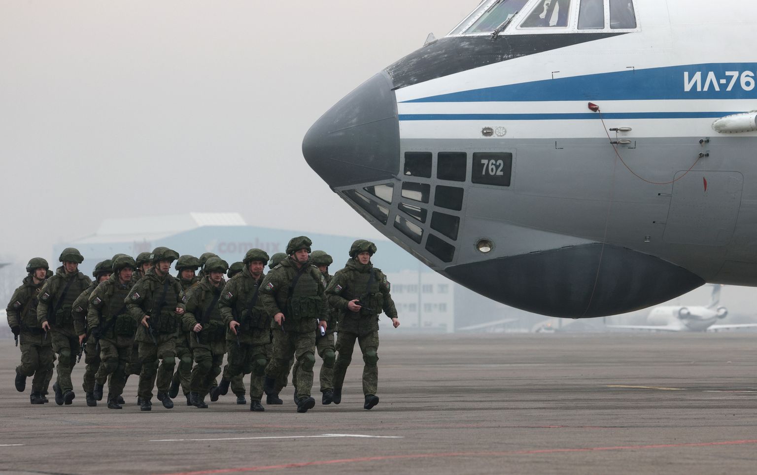 Российские десантники загружаются в военно-транспортный самолет Ил-76 в международном аэропорту Алматы, после участия в операции по подавлению беспорядков в Казахстане в начале 2022 года. Точно такие же самолеты базируются на аэродроме в городе Псков, где расположена 76-ая дивизия ВДВ.