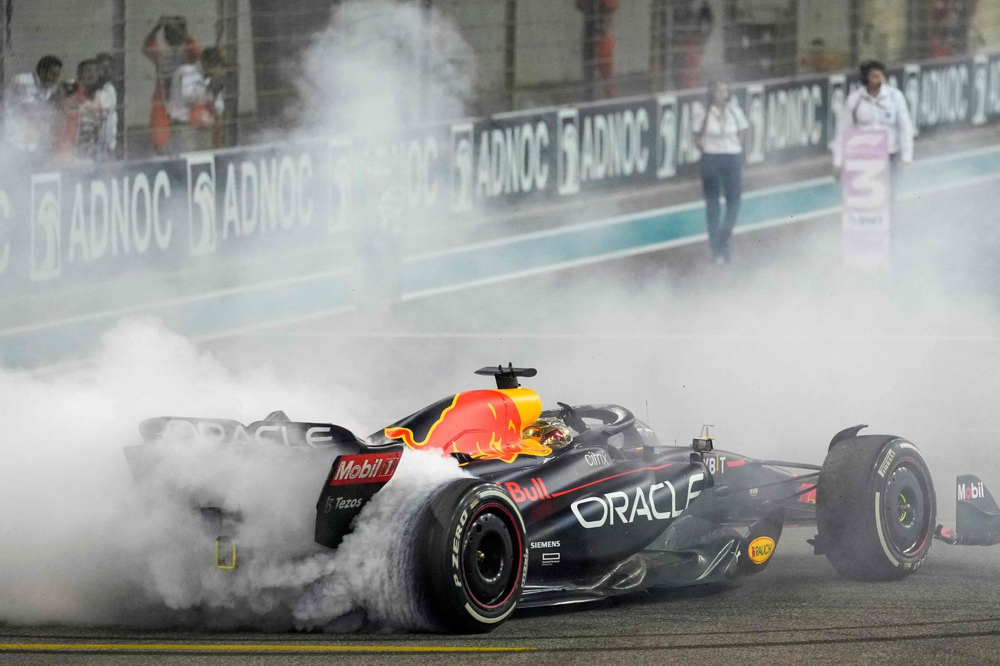 Max Verstappen 2022. aastal tähistamas F1 MM-tiitlit Abu Dhabi ringrajal.