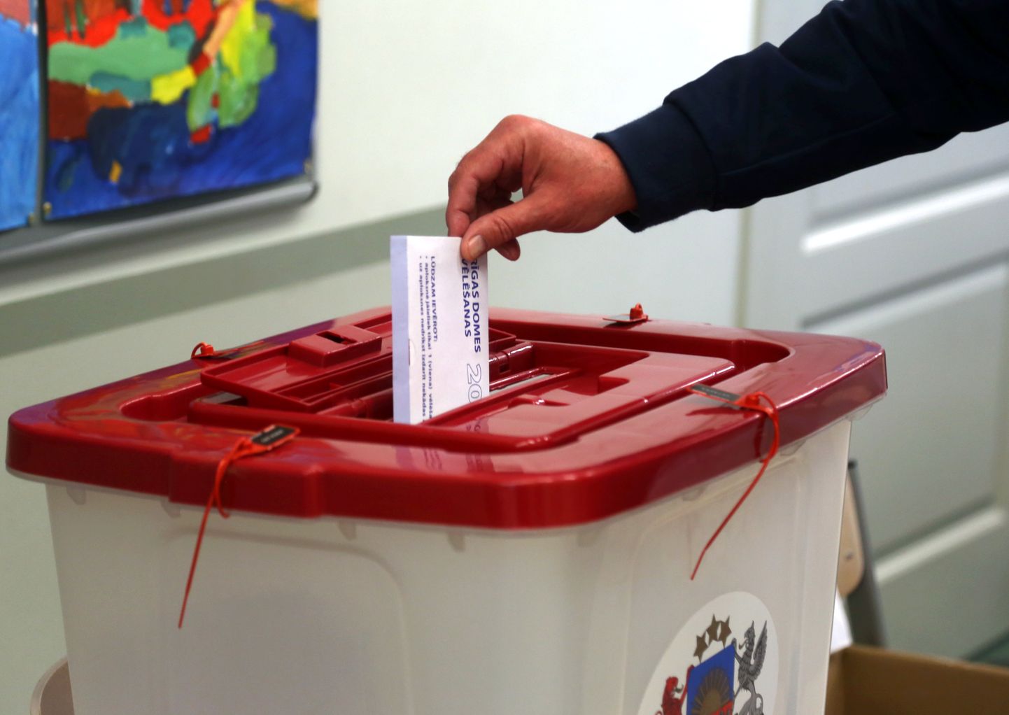 Rīgas domes ārkārtas vēlēšanas 123. vēlēšanu iecirknī Friča Brīvzemnieka pamatskolā.