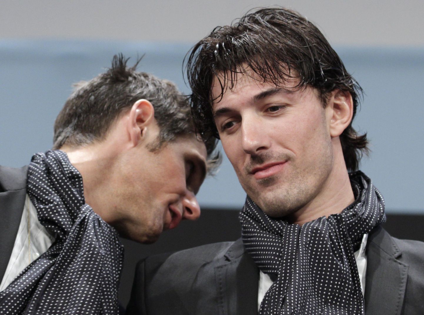 Fränk Schleck (vasakul) sosistab eilsel Leopardi esitlusel midagi kõrva Fabian Cancellarale.