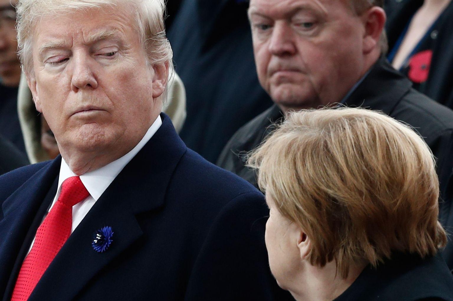 USA president Donald Trump (vasakul) Esimese maailmasõja mälestusüritusel Pariisis Saksamaa kantslerit Angela Merkelit piidlemas. Trump teeb sõud valijate jaoks, kelle arvates kaitseb president Ühendriikide huvisid.