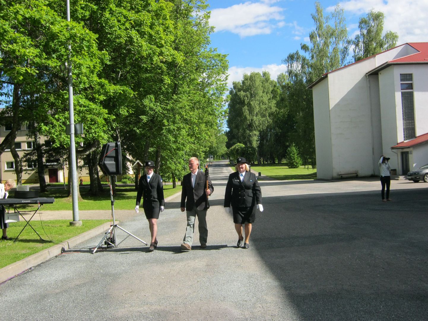 Võidutule toovad Tõrva aselinnapea Tõnu Jaansalu ja naiskodukaitsjad Mahta Palumets ning Margit Kolju.