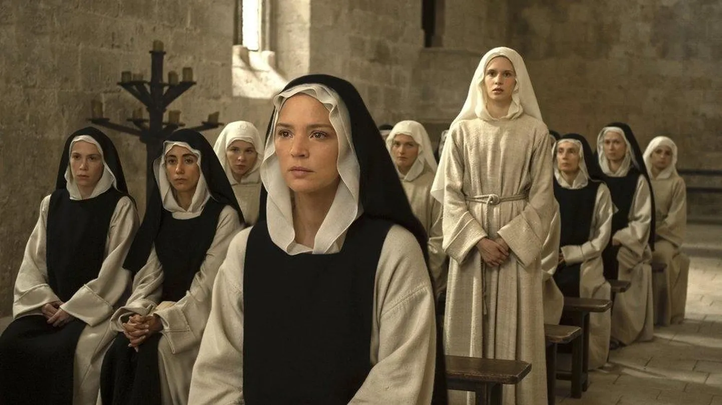 Jumalateotuse eest kohtu alla sattunud Benedetta ning tema noviitsist armastaja Bartolomea (Daphne Patakia).