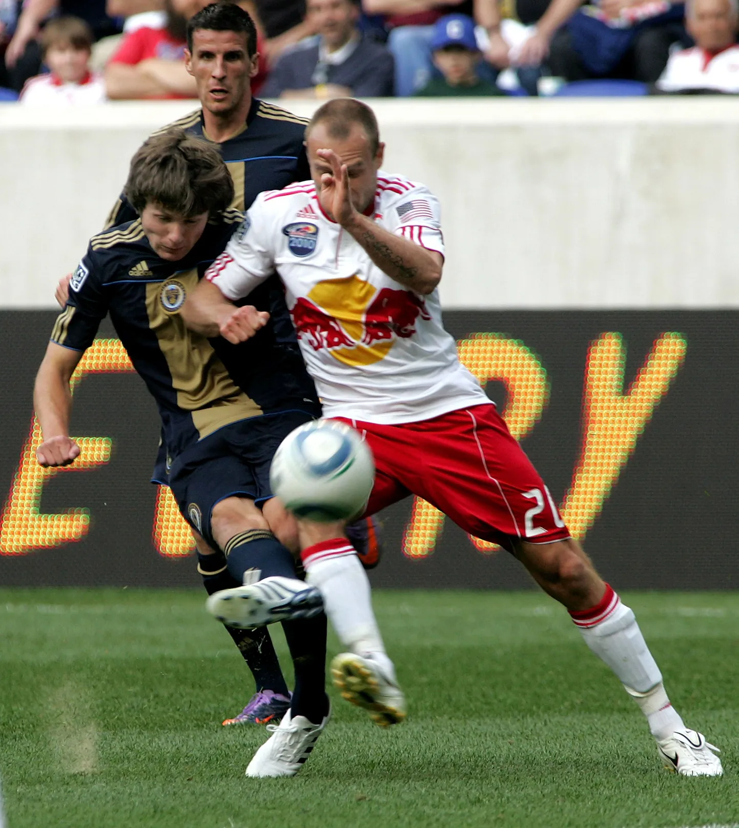 Joel Lindpere(valges)kohtumises DC unitedi vastu