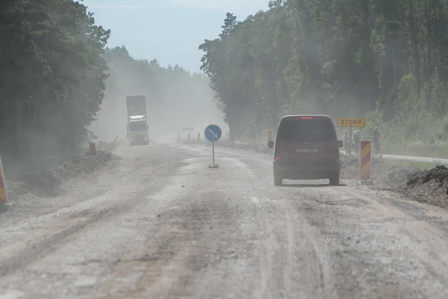 Teetöödega Sõrve maanteel kaasnevad mured tolmuga.