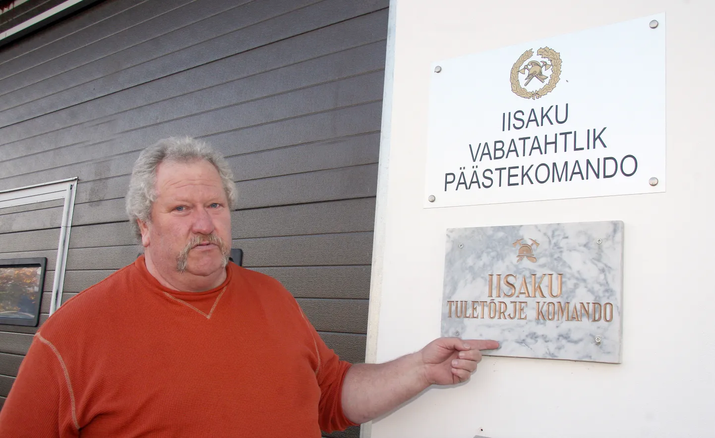 Hoolimata riigikorra muutumisest, mis paljudes kohtades priitahtlike pritsimeeste tegevuse katkestas, Iisakus nii ei juhtunud ja komando pealik Allan Bogdanov näitab uhkusega seinal uue all olevat ajaloolist silti.