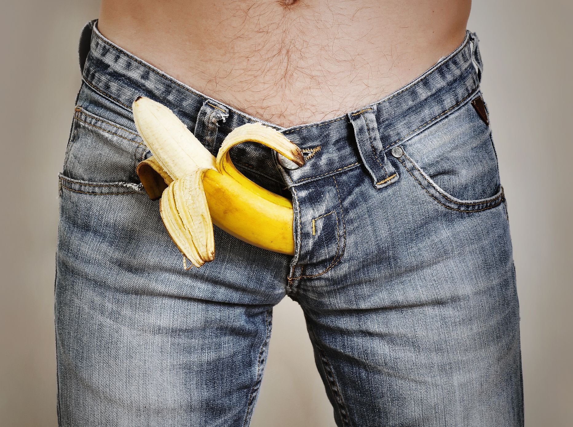 Банан, торчащий из мужских джинсов. Иллюстративное фото
