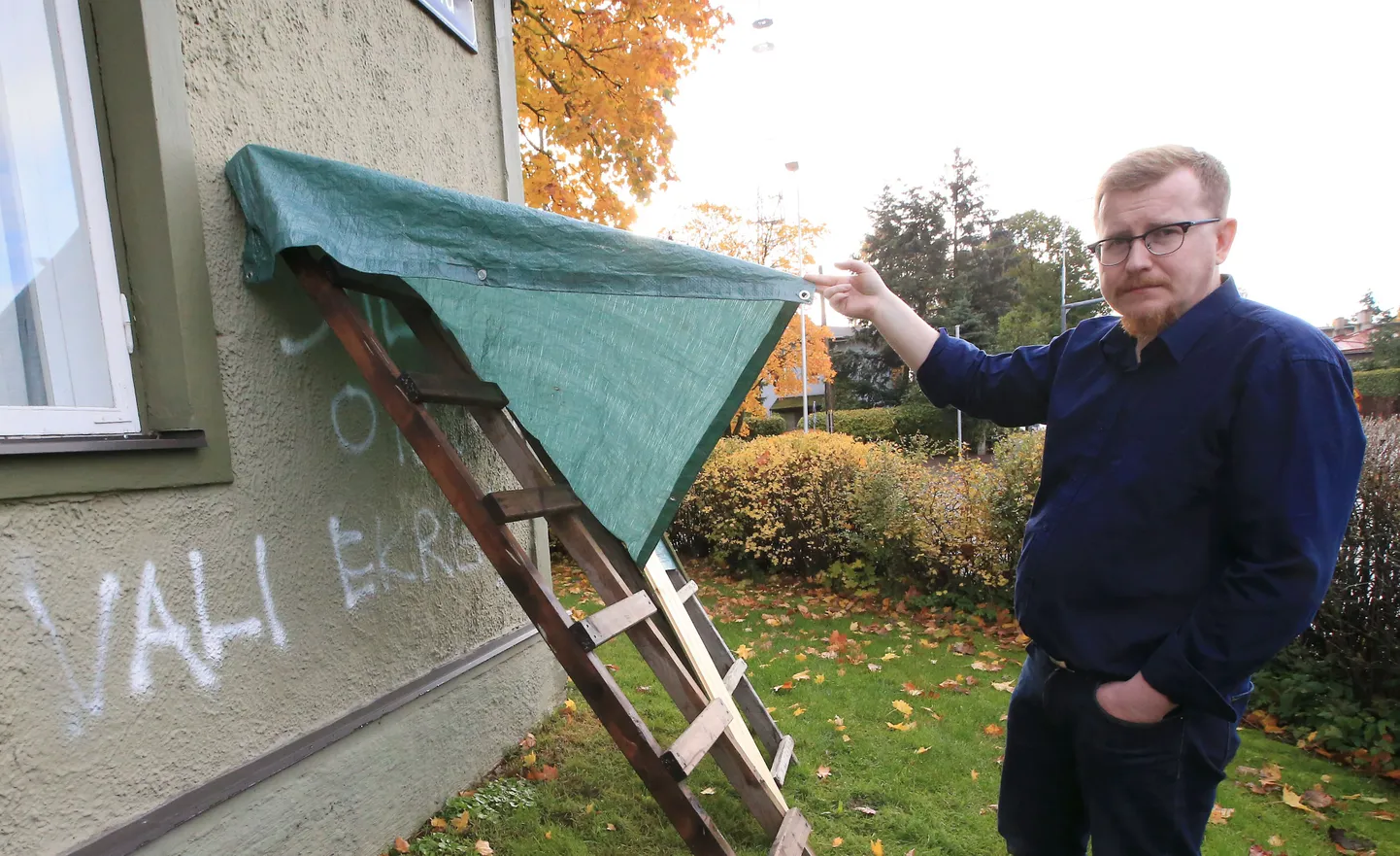 Täna öösel soditi IRL nimekirjas kandideeriva Peetri kooli direktori Tarvo Siilabergi majale solvanguid ja poliitilisi loosungeid.
Siilaberg kattis soditud seina nähes kirjutise koormakattega.