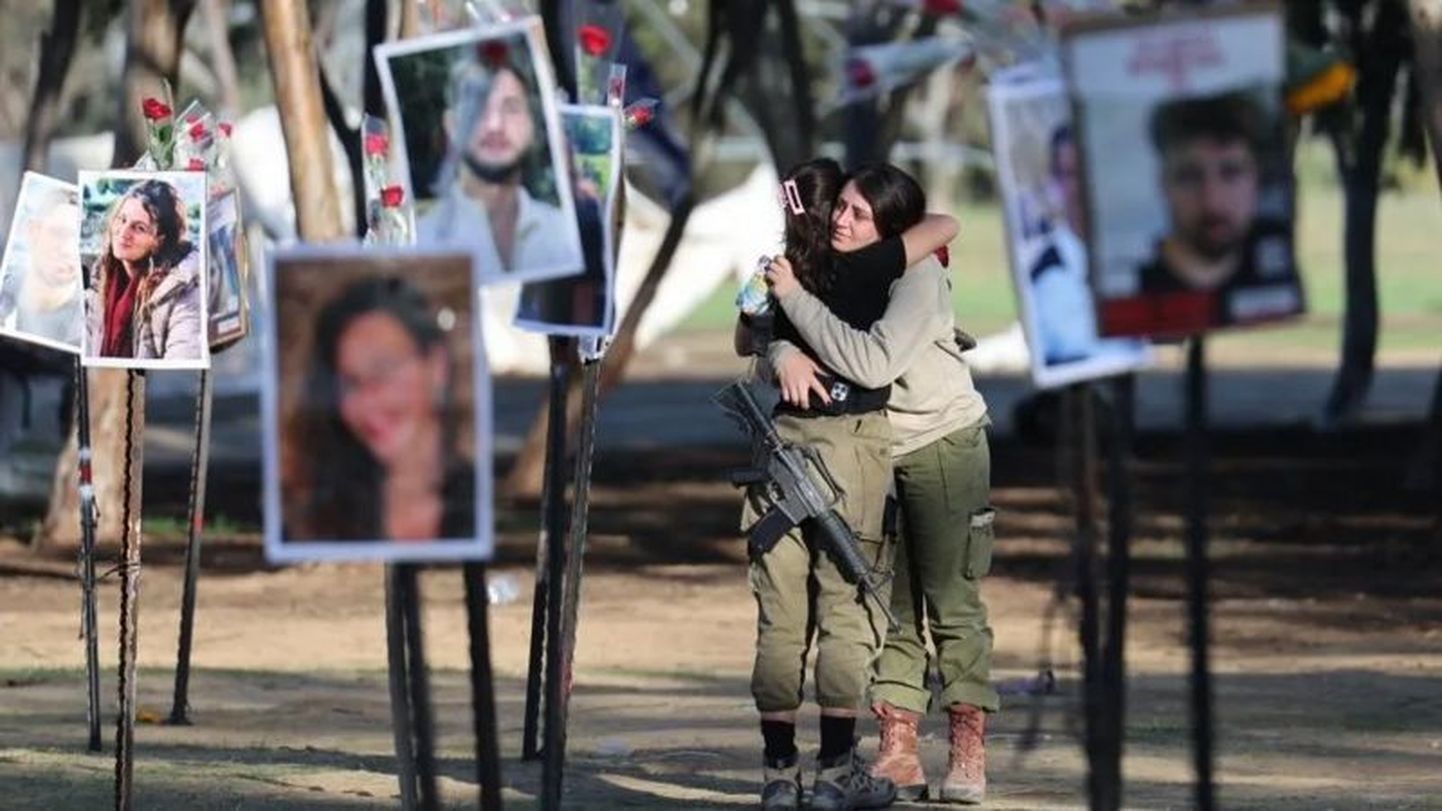 Во многих городах Израиля устроены аллеи с фотографиями жертв нападения ХАМАС