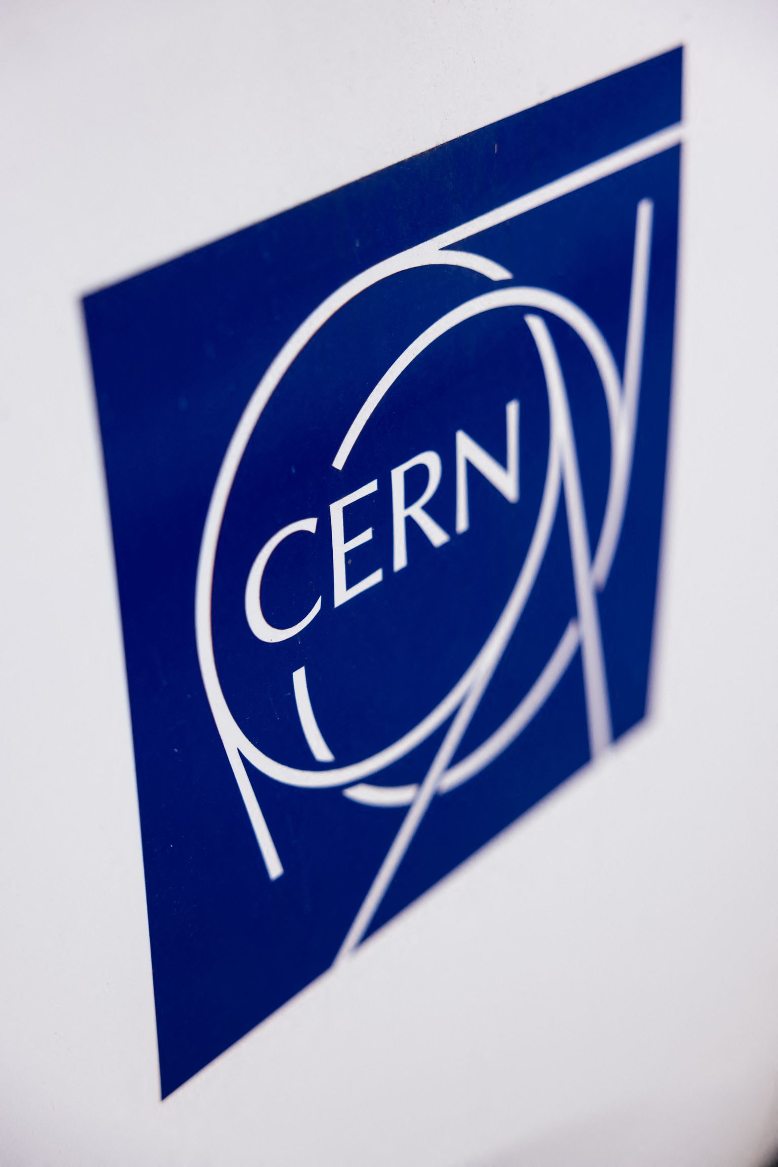 CERN-i logo ühe auto küljes Šveitsis 13. aprill 2022.
