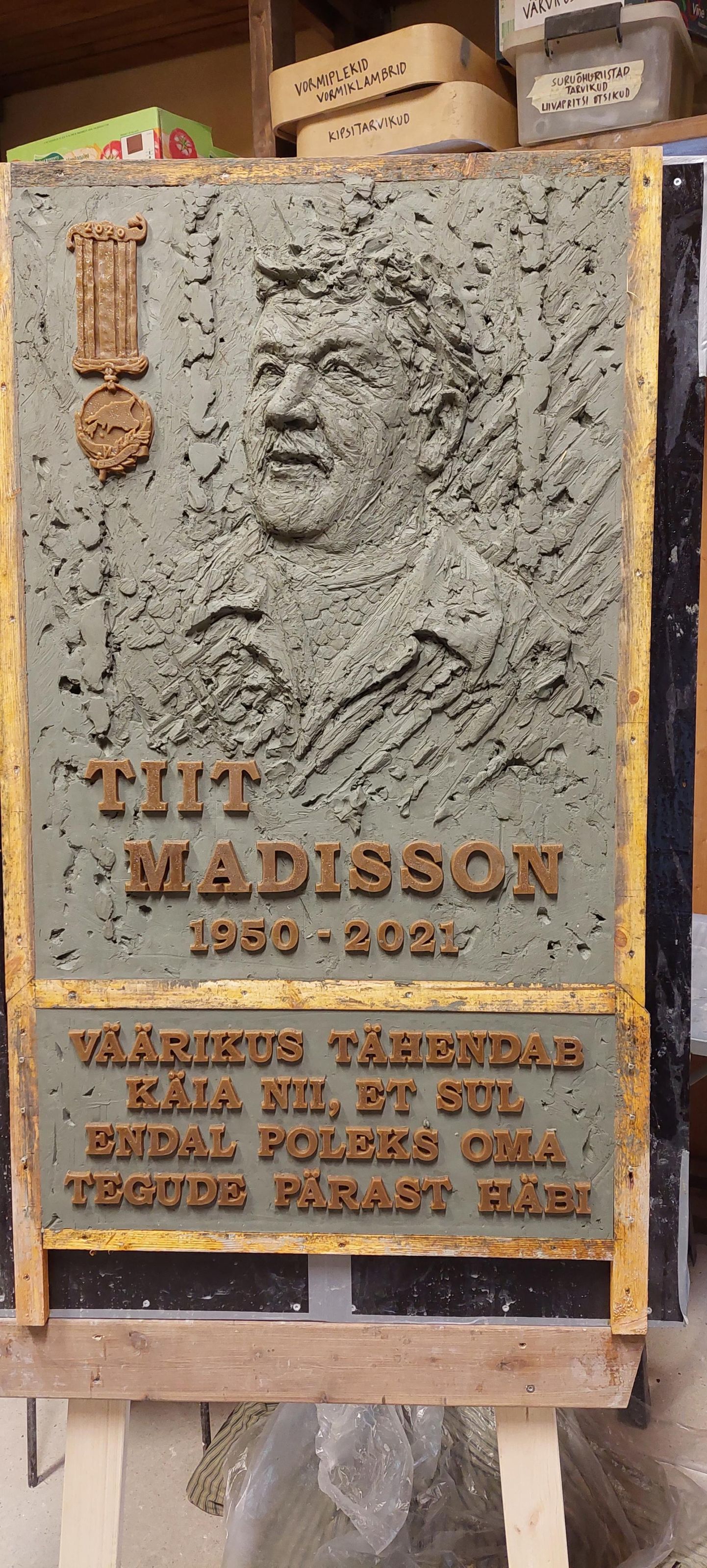 Tiit Madissoni mälestusmärk koosneb kahest pronksist tahvlist.