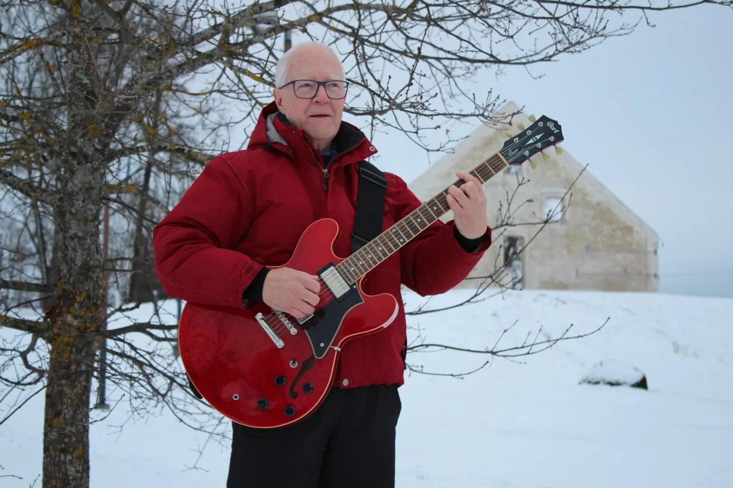 Valdur Lehtla kitarriga Tamsalu saja tamme pargis.