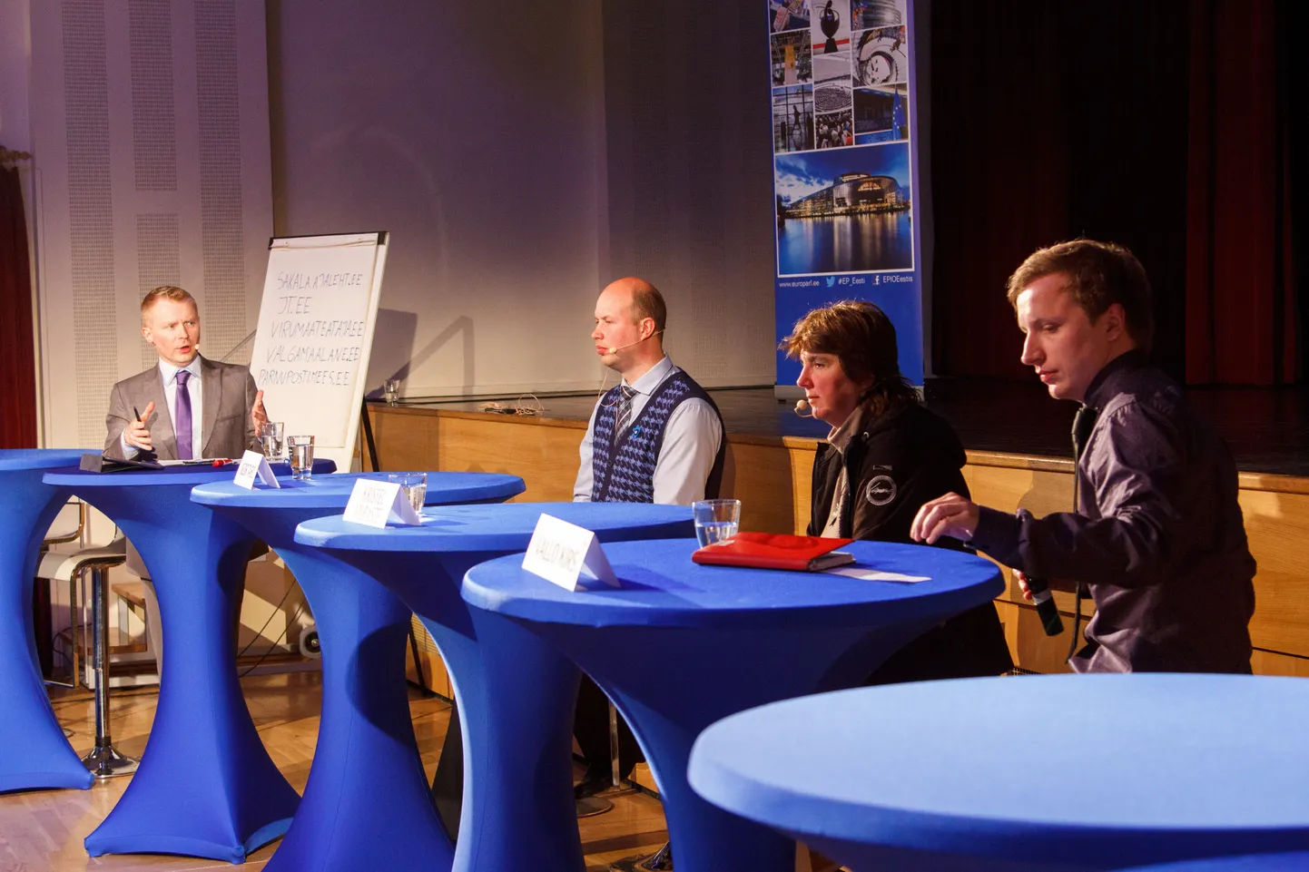 Hans Väre (vasakult) modereerimisel arutlesid Igor Taro, Kristel Vilbaste ja Vallo Kirs elukeskkonna üle maapiirkonnas.