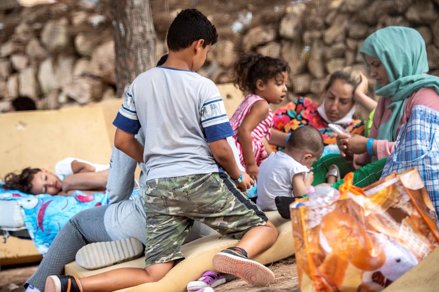 Беженцы на острове Лампедуза в Италии.