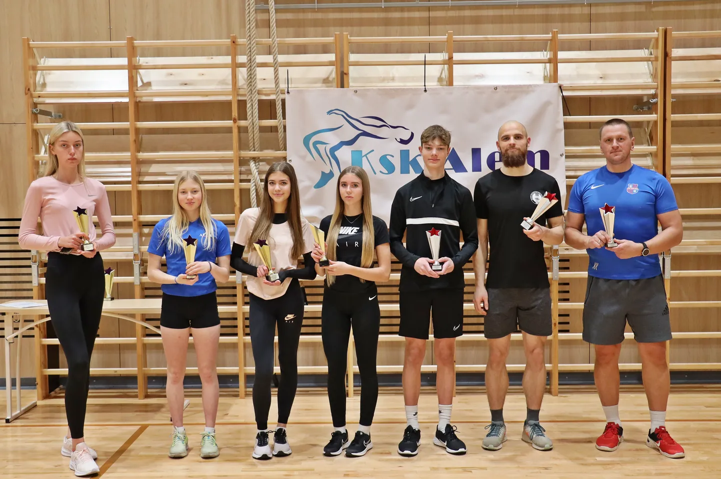 Paigalt hüpete mitmevõistlus pakkus kergejõustiklastele omanäolist vaheldust. Pildil (vasakult Liis Margaret Tamme, Meelia Neido, Diandra Leppenit, Roosi Gansen, Marten Kaljur, Gert Valdsalu ja Kristo Kiik.