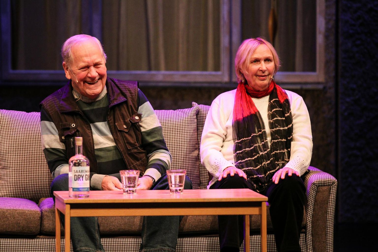 Ugala armastatud näitlejad Peeter Jürgens ja Luule Komissarov rääkisid vestlusõhtul meeleolukaid lugusid teatritegemisest.