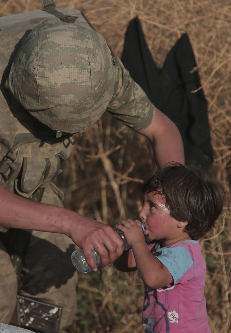 Türgi rünnakut Põhja-Süürias kiitnud kontod levitasid seda pilti lapsele juua andvast sõdurist viimase kuu jooksul kui värsket fotot Türgi üllast käitumisest Süüria tsiviilisikutega. Tegelikult on pilt tehtud 2015. aasta juunis Akçakales Lõuna-Türgis, kuhu olid üle piiri jõudnud Süüria põgenikud.