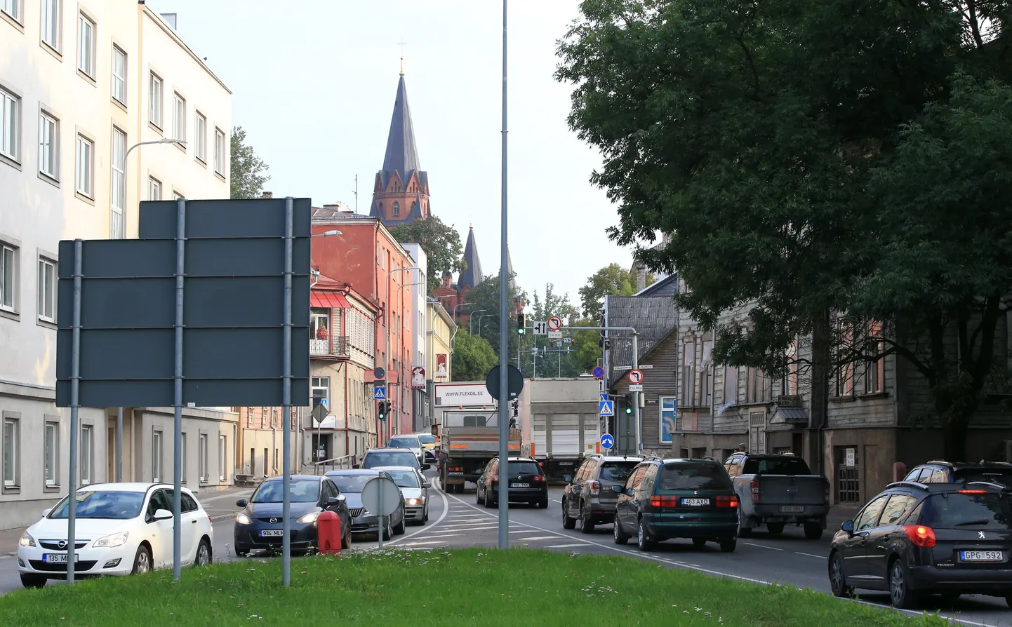 Pildil varahommikune liiklus Narva mäe alguses.