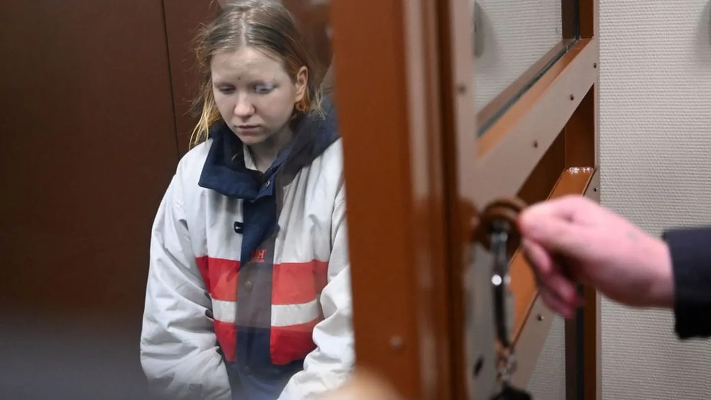 26-летняя Дарья Трепова была задержана на следующий день после взрыва в кафе, где проходила встреча с "военкором" Владленом Татарским