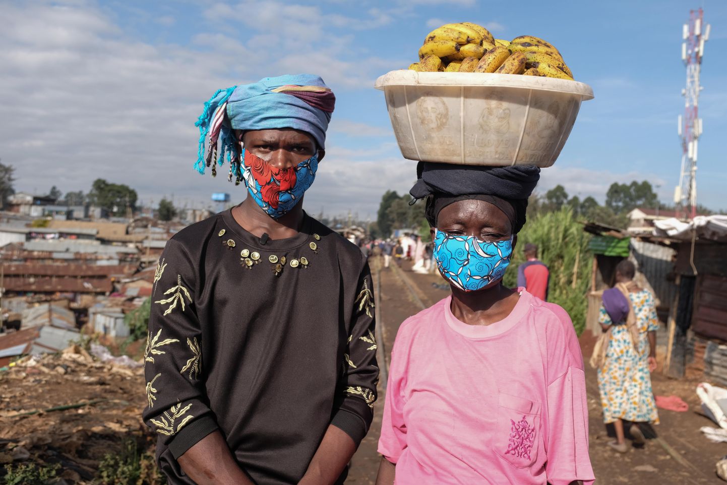 Keenia naised kannavad koroonaviiruse ohu tõttu isetehtud maske.