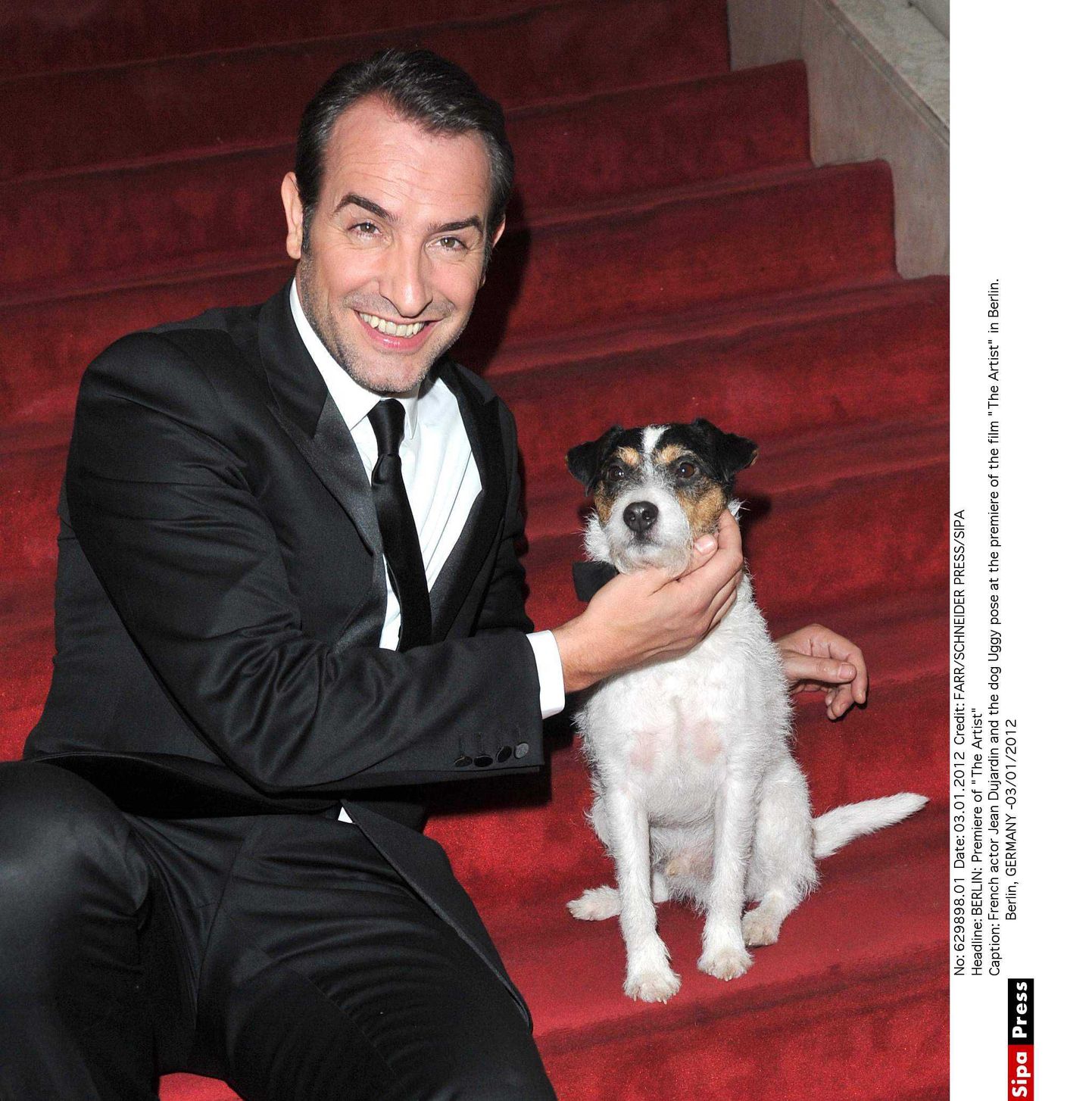 Актер Жан Дюжарден с псом Угги на премьере фильма "Артист".