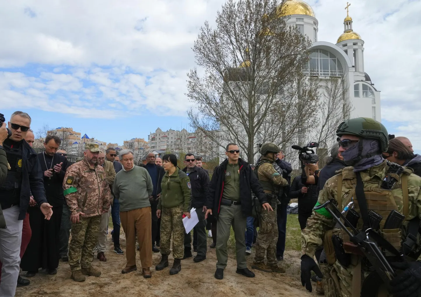 Eelmisel nädalal Ukrainat külastanud ÜRO peasekretär António Guterres (kampsunis) tõdes, et ÜRO Julgeolekunõukogu katsed Ukraina sõja vältida ja lõpetada on ebaõnnestunud. Pildil Guterres Butša massimõrva toimumispaigas.