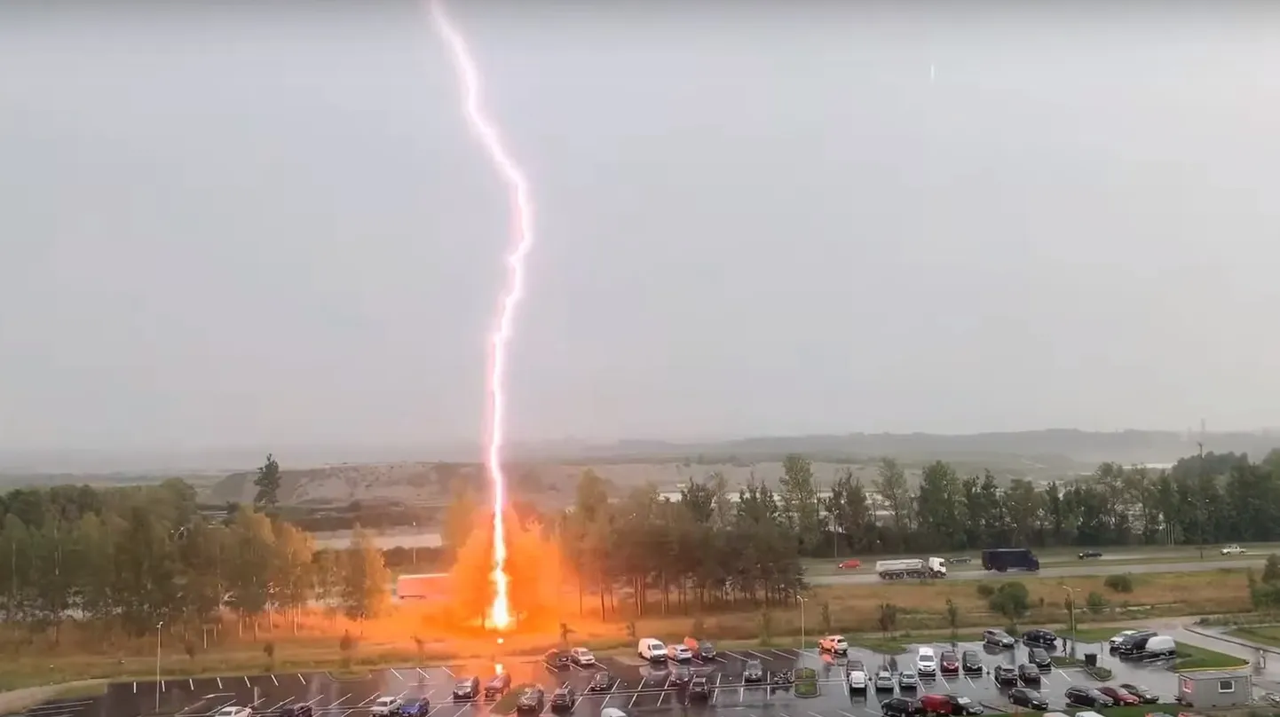 Välk lõi Lasnamäel puusse.