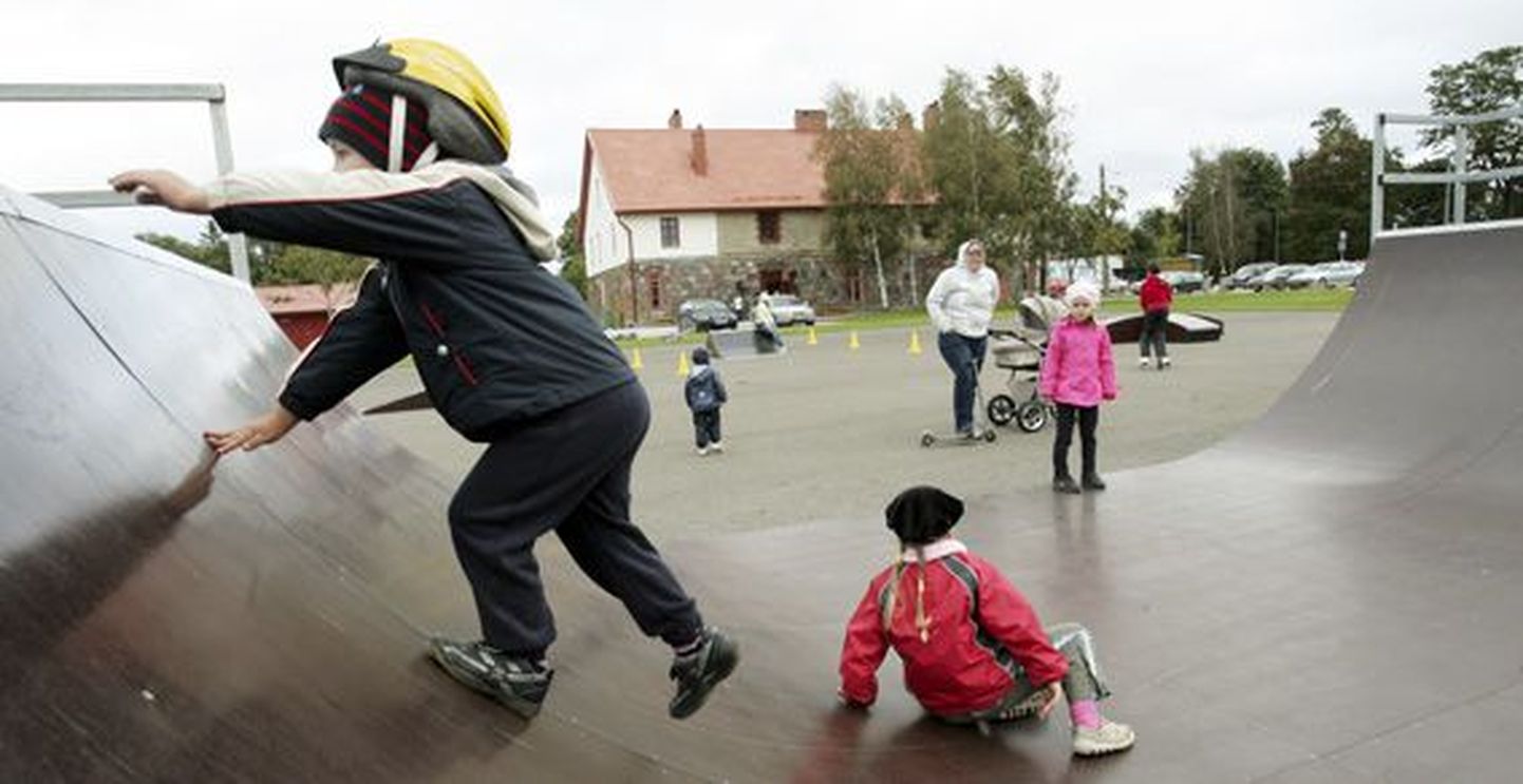 Skate-pargis on põnev askeldada ka ilma ratta või rulata. Taamal korda saanud Ubja vaba aja keskuse peahoone.