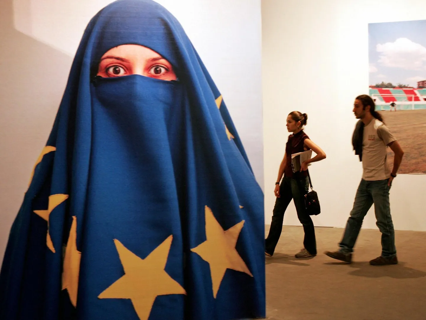 Euroopal pole islamismile vastuseismiseks ideoloogiat. Pildil kunstnik Burak Delieri 2005. aasta teos naisest, kes kannab Euroopa Liidu lipust tehtud hidžaab​i.