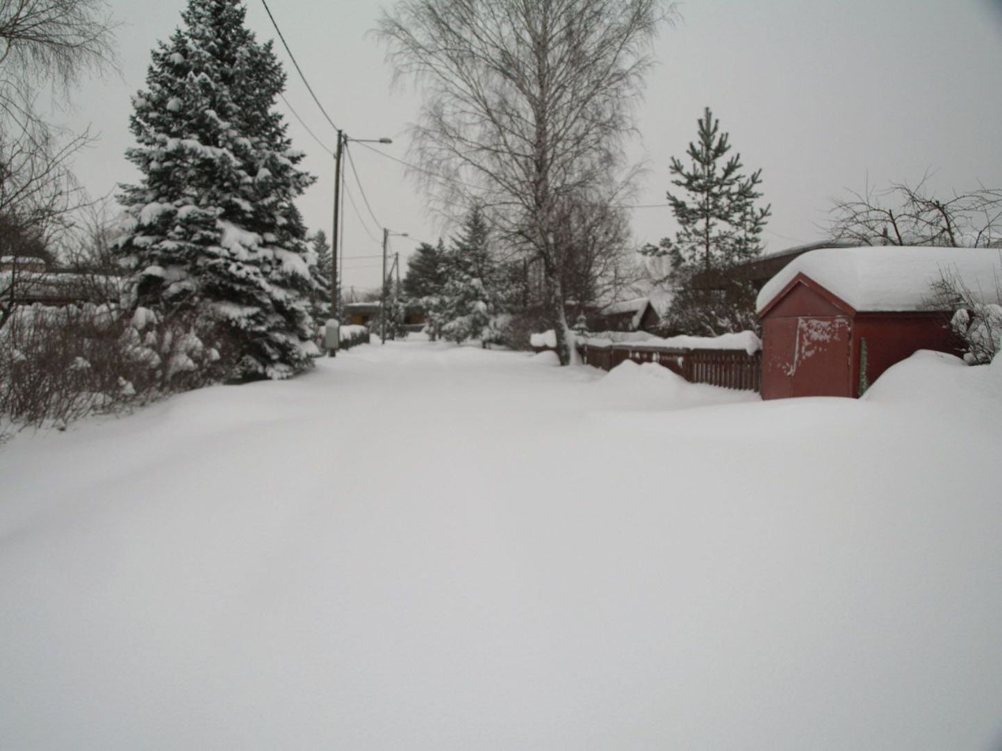 Tartu Supelranna tänavale jõudis lumesahk alles poolteist päeva pärast sadu - pühapäeva õhtul.