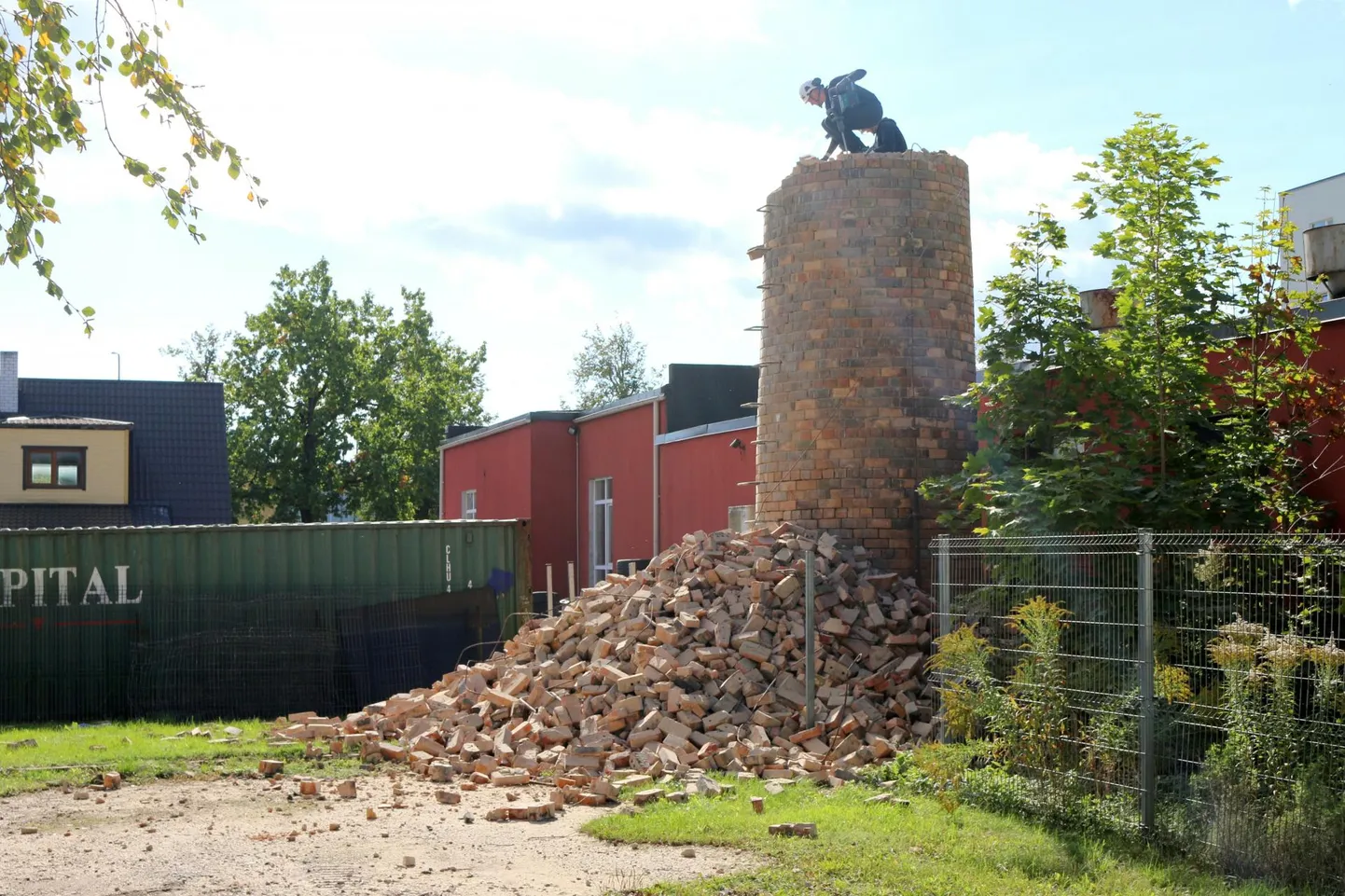 Neljapäeval oli suur osa korstnast juba lammutatud.