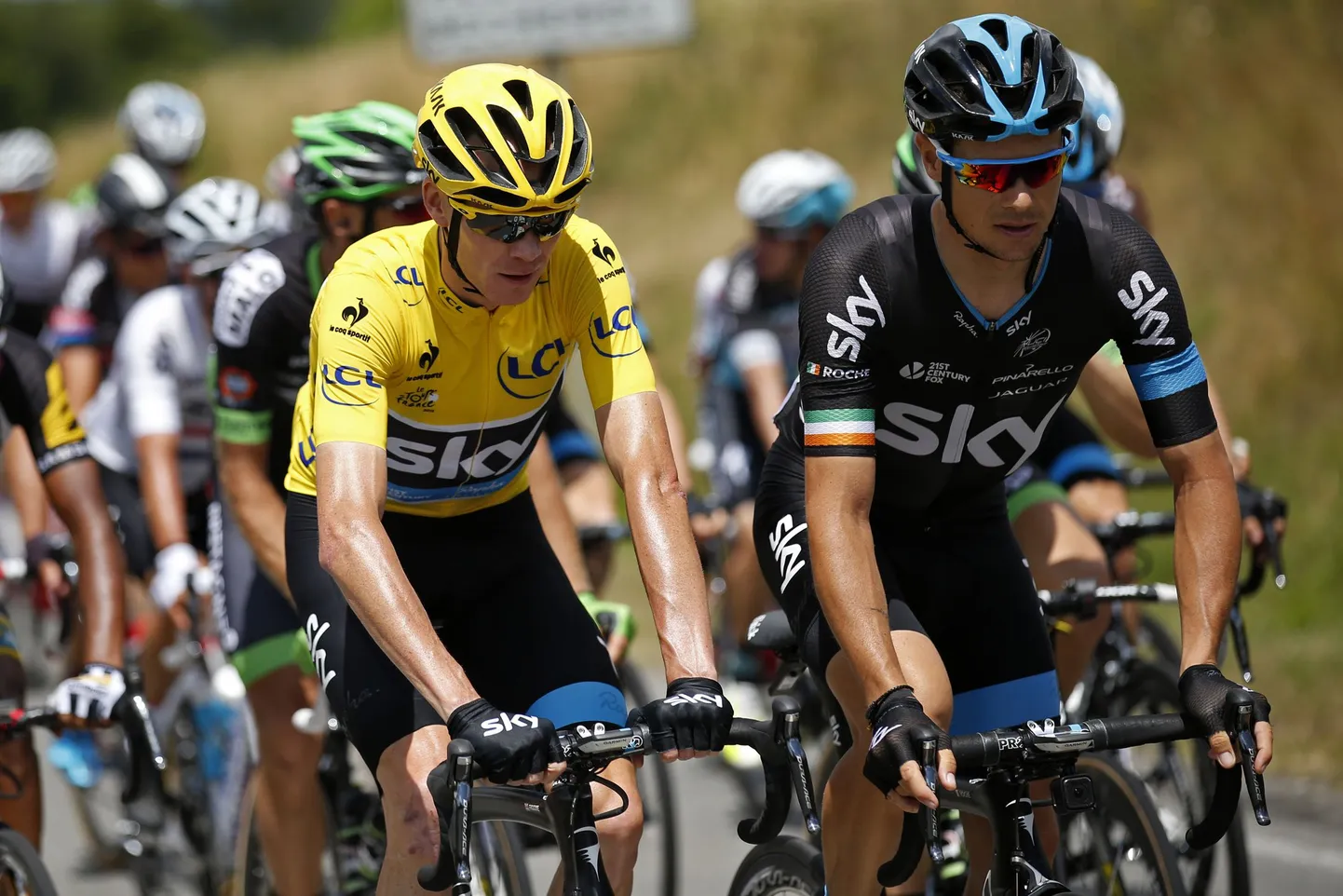 Nicolas Roche (ees) veab Chris Froome'i 2015. aasta Prantsusmaa velotuuril.