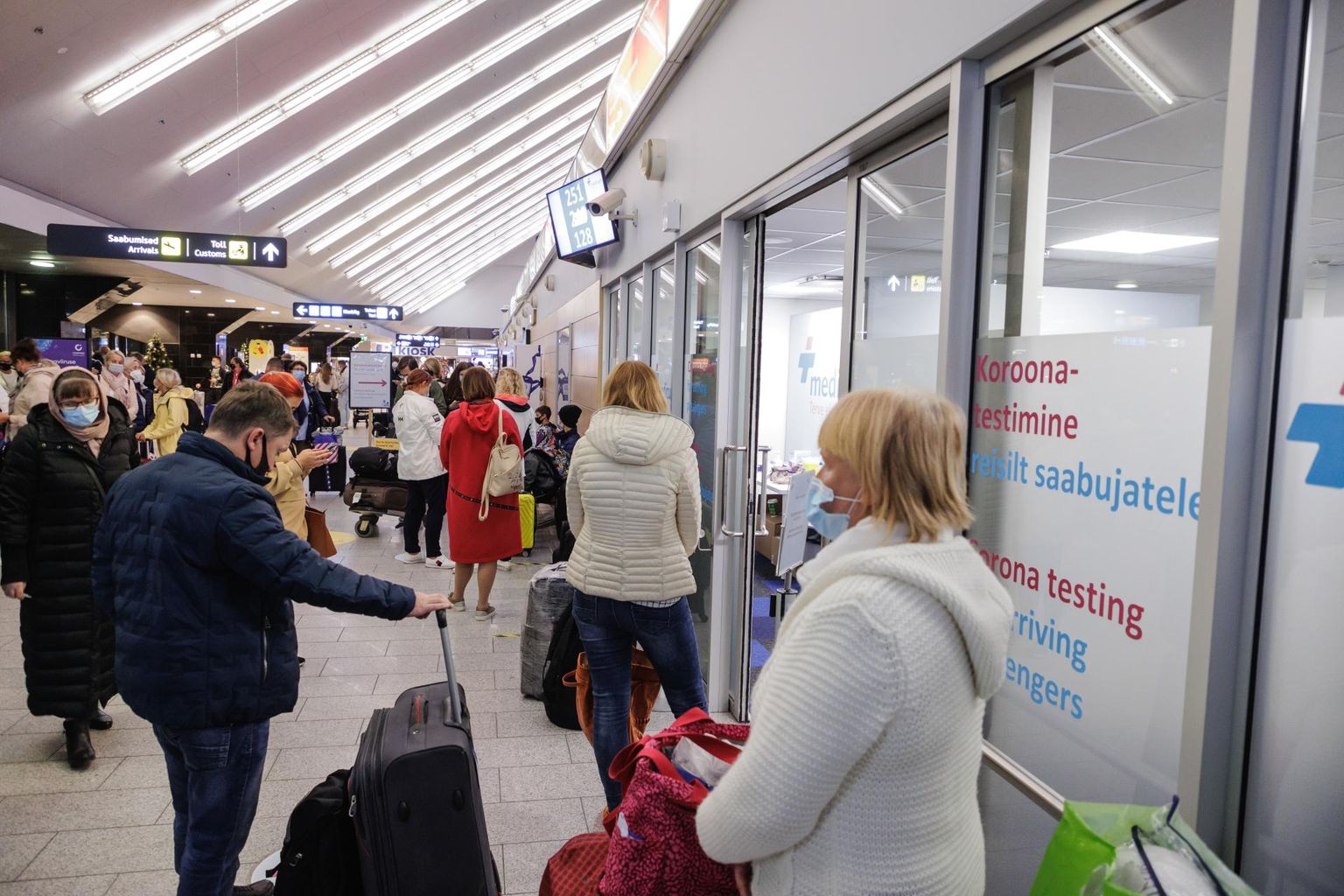 Sharm el Sheikhist saabunud reisijad Tallinna lennujaamas Covidi-testi järjekorras.