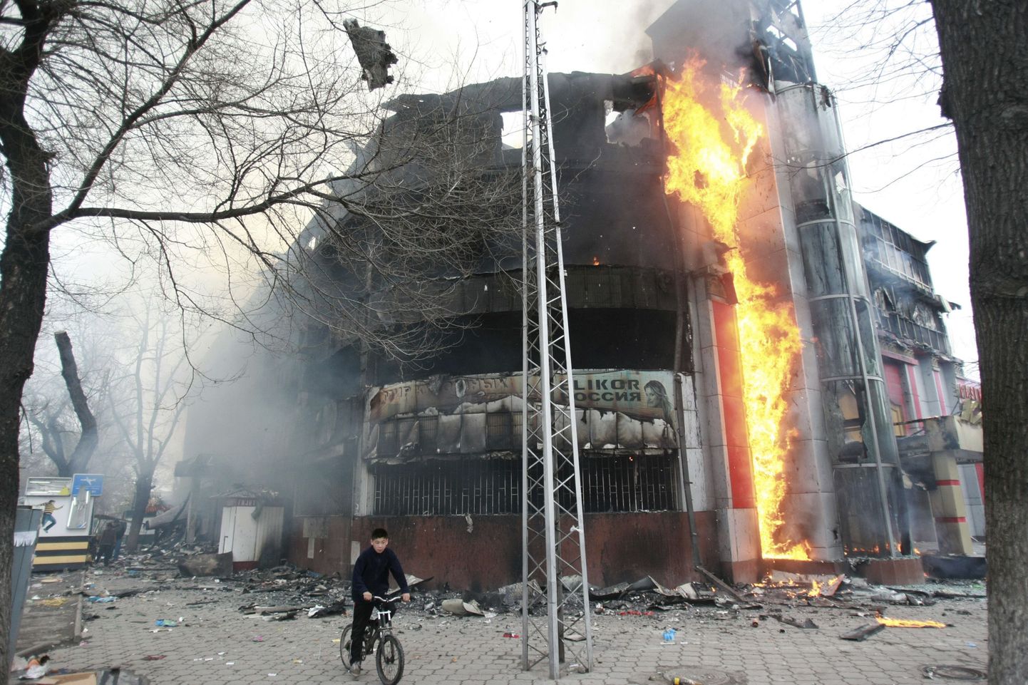 Põlev kaubanduskeskus Biškeki kesklinnas