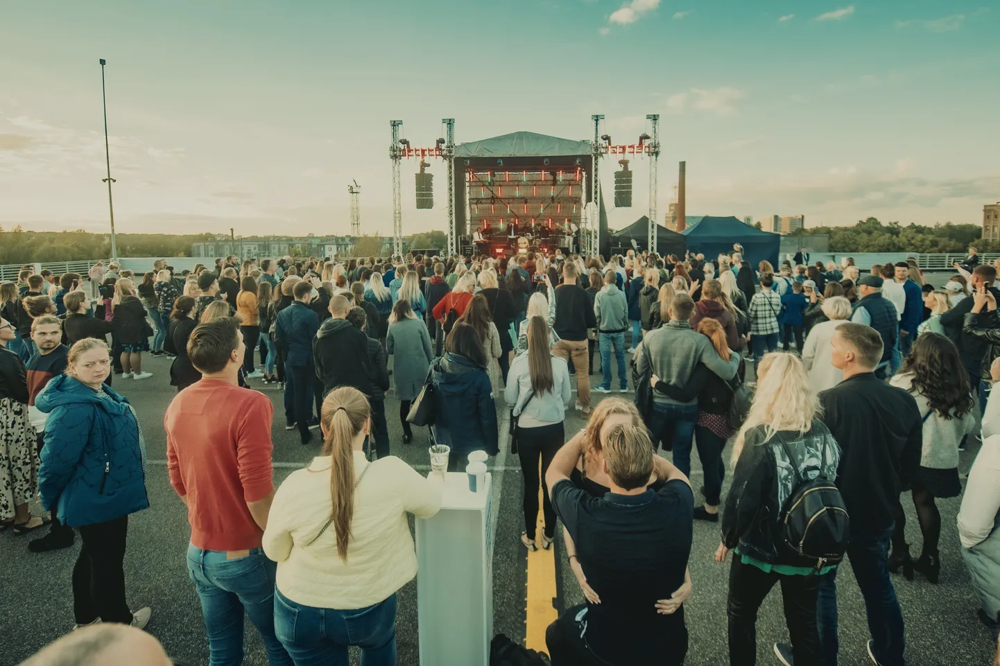Foto: Grupas "Musiqq" koncerts uz lielveikala jumta